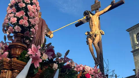 A las seis de la tarde, con puntualidad contenida y expectación en aumento, partió desde la Iglesia de San Marcelo una de las procesiones más simbólicas del Viernes Santo leonés. La Procesión de las Siete Palabras volvió a desplegar su identidad inconfundible: túnicas rojas, capirotes blancos y capas negras dibujando una estampa de luto y redención en el corazón de la ciudad.