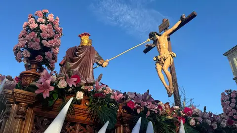 A las seis de la tarde, con puntualidad contenida y expectación en aumento, partió desde la Iglesia de San Marcelo una de las procesiones más simbólicas del Viernes Santo leonés. La Procesión de las Siete Palabras volvió a desplegar su identidad inconfundible: túnicas rojas, capirotes blancos y capas negras dibujando una estampa de luto y redención en el corazón de la ciudad.