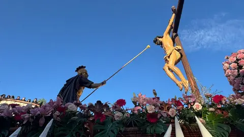 A las seis de la tarde, con puntualidad contenida y expectación en aumento, partió desde la Iglesia de San Marcelo una de las procesiones más simbólicas del Viernes Santo leonés. La Procesión de las Siete Palabras volvió a desplegar su identidad inconfundible: túnicas rojas, capirotes blancos y capas negras dibujando una estampa de luto y redención en el corazón de la ciudad.