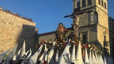 A las seis de la tarde, con puntualidad contenida y expectación en aumento, partió desde la Iglesia de San Marcelo una de las procesiones más simbólicas del Viernes Santo leonés. La Procesión de las Siete Palabras volvió a desplegar su identidad inconfundible: túnicas rojas, capirotes blancos y capas negras dibujando una estampa de luto y redención en el corazón de la ciudad.