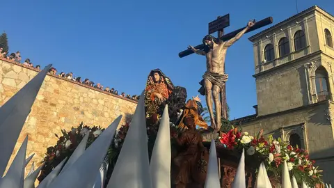 A las seis de la tarde, con puntualidad contenida y expectación en aumento, partió desde la Iglesia de San Marcelo una de las procesiones más simbólicas del Viernes Santo leonés. La Procesión de las Siete Palabras volvió a desplegar su identidad inconfundible: túnicas rojas, capirotes blancos y capas negras dibujando una estampa de luto y redención en el corazón de la ciudad.