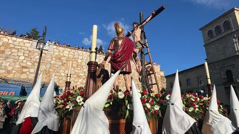 A las seis de la tarde, con puntualidad contenida y expectación en aumento, partió desde la Iglesia de San Marcelo una de las procesiones más simbólicas del Viernes Santo leonés. La Procesión de las Siete Palabras volvió a desplegar su identidad inconfundible: túnicas rojas, capirotes blancos y capas negras dibujando una estampa de luto y redención en el corazón de la ciudad.