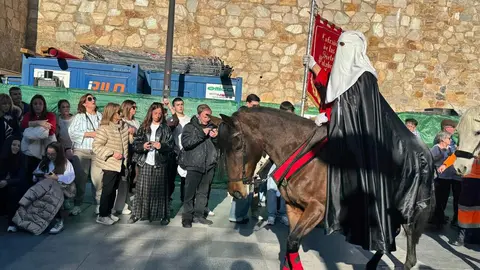 A las seis de la tarde, con puntualidad contenida y expectación en aumento, partió desde la Iglesia de San Marcelo una de las procesiones más simbólicas del Viernes Santo leonés. La Procesión de las Siete Palabras volvió a desplegar su identidad inconfundible: túnicas rojas, capirotes blancos y capas negras dibujando una estampa de luto y redención en el corazón de la ciudad.