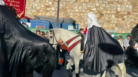 A las seis de la tarde, con puntualidad contenida y expectación en aumento, partió desde la Iglesia de San Marcelo una de las procesiones más simbólicas del Viernes Santo leonés. La Procesión de las Siete Palabras volvió a desplegar su identidad inconfundible: túnicas rojas, capirotes blancos y capas negras dibujando una estampa de luto y redención en el corazón de la ciudad.