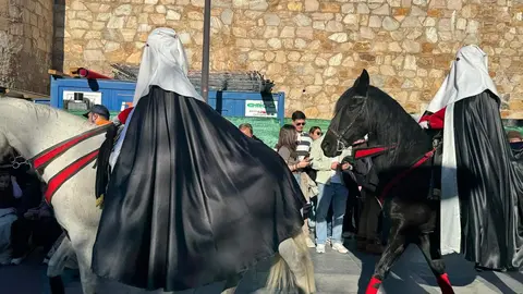 A las seis de la tarde, con puntualidad contenida y expectación en aumento, partió desde la Iglesia de San Marcelo una de las procesiones más simbólicas del Viernes Santo leonés. La Procesión de las Siete Palabras volvió a desplegar su identidad inconfundible: túnicas rojas, capirotes blancos y capas negras dibujando una estampa de luto y redención en el corazón de la ciudad.