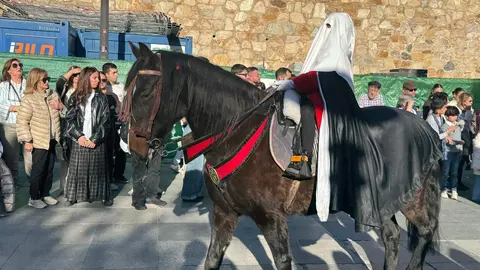 A las seis de la tarde, con puntualidad contenida y expectación en aumento, partió desde la Iglesia de San Marcelo una de las procesiones más simbólicas del Viernes Santo leonés. La Procesión de las Siete Palabras volvió a desplegar su identidad inconfundible: túnicas rojas, capirotes blancos y capas negras dibujando una estampa de luto y redención en el corazón de la ciudad.