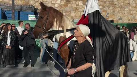 A las seis de la tarde, con puntualidad contenida y expectación en aumento, partió desde la Iglesia de San Marcelo una de las procesiones más simbólicas del Viernes Santo leonés. La Procesión de las Siete Palabras volvió a desplegar su identidad inconfundible: túnicas rojas, capirotes blancos y capas negras dibujando una estampa de luto y redención en el corazón de la ciudad.