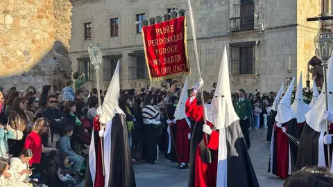 SA las seis de la tarde, con puntualidad contenida y expectación en aumento, partió desde la Iglesia de San Marcelo una de las procesiones más simbólicas del Viernes Santo leonés. La Procesión de las Siete Palabras volvió a desplegar su identidad inconfundible: túnicas rojas, capirotes blancos y capas negras dibujando una estampa de luto y redención en el corazón de la ciudad.