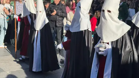 A las seis de la tarde, con puntualidad contenida y expectación en aumento, partió desde la Iglesia de San Marcelo una de las procesiones más simbólicas del Viernes Santo leonés. La Procesión de las Siete Palabras volvió a desplegar su identidad inconfundible: túnicas rojas, capirotes blancos y capas negras dibujando una estampa de luto y redención en el corazón de la ciudad.