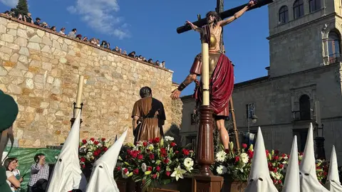 A las seis de la tarde, con puntualidad contenida y expectación en aumento, partió desde la Iglesia de San Marcelo una de las procesiones más simbólicas del Viernes Santo leonés. La Procesión de las Siete Palabras volvió a desplegar su identidad inconfundible: túnicas rojas, capirotes blancos y capas negras dibujando una estampa de luto y redención en el corazón de la ciudad.