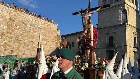 A las seis de la tarde, con puntualidad contenida y expectación en aumento, partió desde la Iglesia de San Marcelo una de las procesiones más simbólicas del Viernes Santo leonés. La Procesión de las Siete Palabras volvió a desplegar su identidad inconfundible: túnicas rojas, capirotes blancos y capas negras dibujando una estampa de luto y redención en el corazón de la ciudad.