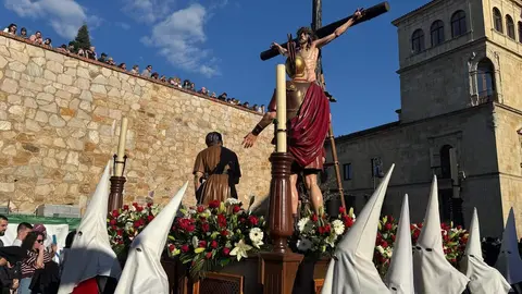 A las seis de la tarde, con puntualidad contenida y expectación en aumento, partió desde la Iglesia de San Marcelo una de las procesiones más simbólicas del Viernes Santo leonés. La Procesión de las Siete Palabras volvió a desplegar su identidad inconfundible: túnicas rojas, capirotes blancos y capas negras dibujando una estampa de luto y redención en el corazón de la ciudad.