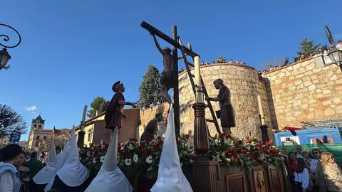 A las seis de la tarde, con puntualidad contenida y expectación en aumento, partió desde la Iglesia de San Marcelo una de las procesiones más simbólicas del Viernes Santo leonés. La Procesión de las Siete Palabras volvió a desplegar su identidad inconfundible: túnicas rojas, capirotes blancos y capas negras dibujando una estampa de luto y redención en el corazón de la ciudad.)