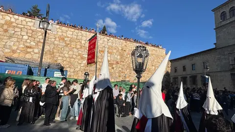 A las seis de la tarde, con puntualidad contenida y expectación en aumento, partió desde la Iglesia de San Marcelo una de las procesiones más simbólicas del Viernes Santo leonés. La Procesión de las Siete Palabras volvió a desplegar su identidad inconfundible: túnicas rojas, capirotes blancos y capas negras dibujando una estampa de luto y redención en el corazón de la ciudad.