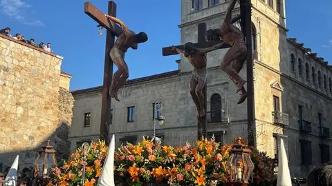 A las seis de la tarde, con puntualidad contenida y expectación en aumento, partió desde la Iglesia de San Marcelo una de las procesiones más simbólicas del Viernes Santo leonés. La Procesión de las Siete Palabras volvió a desplegar su identidad inconfundible: túnicas rojas, capirotes blancos y capas negras dibujando una estampa de luto y redención en el corazón de la ciudad.