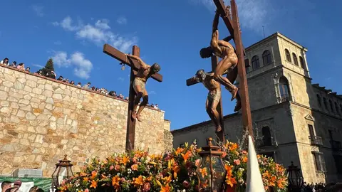 A las seis de la tarde, con puntualidad contenida y expectación en aumento, partió desde la Iglesia de San Marcelo una de las procesiones más simbólicas del Viernes Santo leonés. La Procesión de las Siete Palabras volvió a desplegar su identidad inconfundible: túnicas rojas, capirotes blancos y capas negras dibujando una estampa de luto y redención en el corazón de la ciudad.