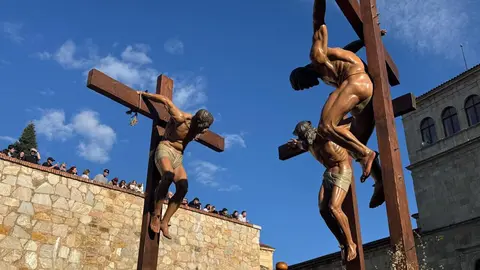 A las seis de la tarde, con puntualidad contenida y expectación en aumento, partió desde la Iglesia de San Marcelo una de las procesiones más simbólicas del Viernes Santo leonés. La Procesión de las Siete Palabras volvió a desplegar su identidad inconfundible: túnicas rojas, capirotes blancos y capas negras dibujando una estampa de luto y redención en el corazón de la ciudad.