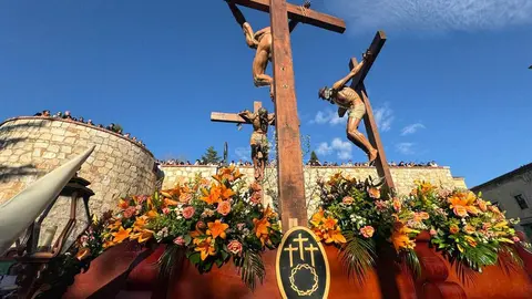 A las seis de la tarde, con puntualidad contenida y expectación en aumento, partió desde la Iglesia de San Marcelo una de las procesiones más simbólicas del Viernes Santo leonés. La Procesión de las Siete Palabras volvió a desplegar su identidad inconfundible: túnicas rojas, capirotes blancos y capas negras dibujando una estampa de luto y redención en el corazón de la ciudad.