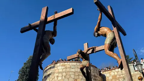 A las seis de la tarde, con puntualidad contenida y expectación en aumento, partió desde la Iglesia de San Marcelo una de las procesiones más simbólicas del Viernes Santo leonés. La Procesión de las Siete Palabras volvió a desplegar su identidad inconfundible: túnicas rojas, capirotes blancos y capas negras dibujando una estampa de luto y redención en el corazón de la ciudad.
