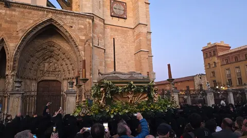 La Cofradía de Nuestra Señora de las Angustias y Soledad, la más antigua de la ciudad de León desde su fundación el 9 de febrero de 1578, cumplió este viernes con la tradición de sacar a las calles, tal y como hacen cada año par, la Solemne y Oficial Procesión del Santo Entierro. Fotos: C. Calvo