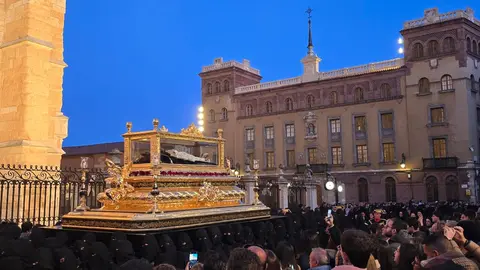 La Cofradía de Nuestra Señora de las Angustias y Soledad, la más antigua de la ciudad de León desde su fundación el 9 de febrero de 1578, cumplió este viernes con la tradición de sacar a las calles, tal y como hacen cada año par, la Solemne y Oficial Procesión del Santo Entierro. Fotos: C. Calvo