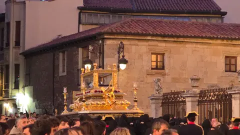 La Cofradía de Nuestra Señora de las Angustias y Soledad, la más antigua de la ciudad de León desde su fundación el 9 de febrero de 1578, cumplió este viernes con la tradición de sacar a las calles, tal y como hacen cada año par, la Solemne y Oficial Procesión del Santo Entierro. Fotos: C. Calvo