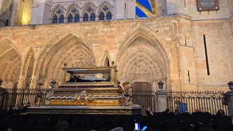 La Cofradía de Nuestra Señora de las Angustias y Soledad, la más antigua de la ciudad de León desde su fundación el 9 de febrero de 1578, cumplió este viernes con la tradición de sacar a las calles, tal y como hacen cada año par, la Solemne y Oficial Procesión del Santo Entierro. Fotos: C. Calvo