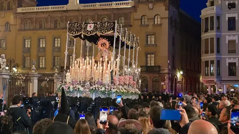 La Cofradía de Nuestra Señora de las Angustias y Soledad, la más antigua de la ciudad de León desde su fundación el 9 de febrero de 1578, cumplió este viernes con la tradición de sacar a las calles, tal y como hacen cada año par, la Solemne y Oficial Procesión del Santo Entierro. Fotos: C. Calvo