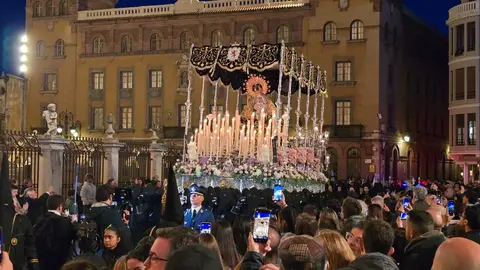 La Cofradía de Nuestra Señora de las Angustias y Soledad, la más antigua de la ciudad de León desde su fundación el 9 de febrero de 1578, cumplió este viernes con la tradición de sacar a las calles, tal y como hacen cada año par, la Solemne y Oficial Procesión del Santo Entierro. Fotos: C. Calvo
