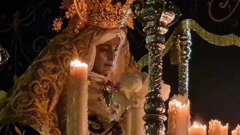 La Cofradía de Nuestra Señora de las Angustias y Soledad, la más antigua de la ciudad de León desde su fundación el 9 de febrero de 1578, cumplió este viernes con la tradición de sacar a las calles, tal y como hacen cada año par, la Solemne y Oficial Procesión del Santo Entierro. Fotos: C. Calvo