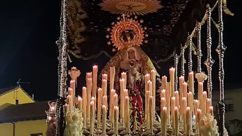 La Cofradía de Nuestra Señora de las Angustias y Soledad, la más antigua de la ciudad de León desde su fundación el 9 de febrero de 1578, cumplió este viernes con la tradición de sacar a las calles, tal y como hacen cada año par, la Solemne y Oficial Procesión del Santo Entierro. Fotos: C. Calvo