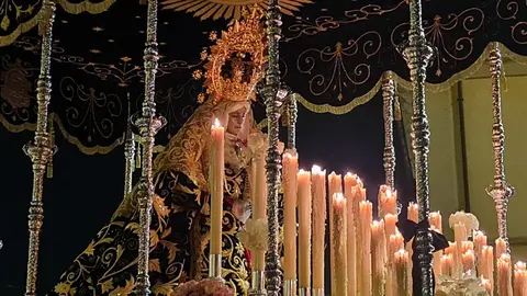 La Cofradía de Nuestra Señora de las Angustias y Soledad, la más antigua de la ciudad de León desde su fundación el 9 de febrero de 1578, cumplió este viernes con la tradición de sacar a las calles, tal y como hacen cada año par, la Solemne y Oficial Procesión del Santo Entierro. Fotos: C. Calvo