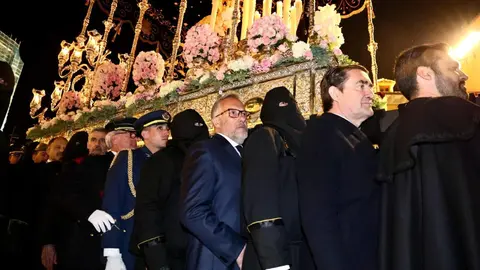 El presidente de las Cortes de Castilla y León, Carlos Pollán; el consejero de Medio Ambiente, Vivienda y Ordenación del Territorio, Juan Carlos Suárez-Quiñones y la Corporación Municipal de León, presidida por el alcalde, José Antonio Diez, participan en la procesión del Santo Entierro de la Cofradía de Nuestra Señora de las Angustias y Soledad. Fotos: Campillo