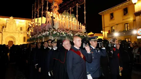 El presidente de las Cortes de Castilla y León, Carlos Pollán; el consejero de Medio Ambiente, Vivienda y Ordenación del Territorio, Juan Carlos Suárez-Quiñones y la Corporación Municipal de León, presidida por el alcalde, José Antonio Diez, participan en la procesión del Santo Entierro de la Cofradía de Nuestra Señora de las Angustias y Soledad. Fotos: Campillo