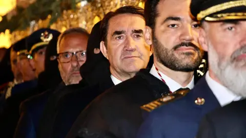El presidente de las Cortes de Castilla y León, Carlos Pollán; el consejero de Medio Ambiente, Vivienda y Ordenación del Territorio, Juan Carlos Suárez-Quiñones y la Corporación Municipal de León, presidida por el alcalde, José Antonio Diez, participan en la procesión del Santo Entierro de la Cofradía de Nuestra Señora de las Angustias y Soledad. Fotos: Campillo