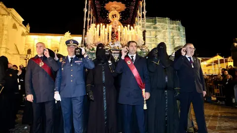 El presidente de las Cortes de Castilla y León, Carlos Pollán; el consejero de Medio Ambiente, Vivienda y Ordenación del Territorio, Juan Carlos Suárez-Quiñones y la Corporación Municipal de León, presidida por el alcalde, José Antonio Diez, participan en la procesión del Santo Entierro de la Cofradía de Nuestra Señora de las Angustias y Soledad. Fotos: Campillo