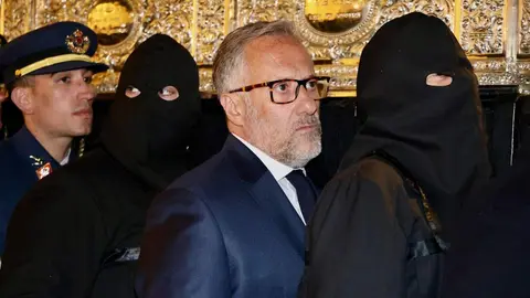 El presidente de las Cortes de Castilla y León, Carlos Pollán; el consejero de Medio Ambiente, Vivienda y Ordenación del Territorio, Juan Carlos Suárez-Quiñones y la Corporación Municipal de León, presidida por el alcalde, José Antonio Diez, participan en la procesión del Santo Entierro de la Cofradía de Nuestra Señora de las Angustias y Soledad. Fotos: Campillo