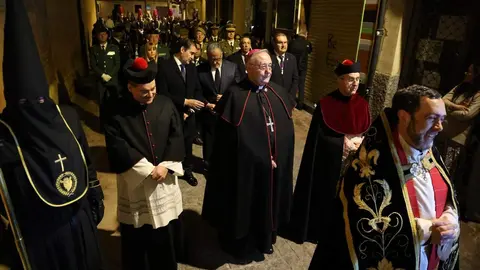 El presidente de las Cortes de Castilla y León, Carlos Pollán; el consejero de Medio Ambiente, Vivienda y Ordenación del Territorio, Juan Carlos Suárez-Quiñones y la Corporación Municipal de León, presidida por el alcalde, José Antonio Diez, participan en la procesión del Santo Entierro de la Cofradía de Nuestra Señora de las Angustias y Soledad. Fotos: Campillo