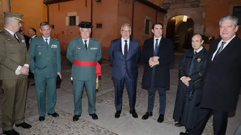 El presidente de las Cortes de Castilla y León, Carlos Pollán; el consejero de Medio Ambiente, Vivienda y Ordenación del Territorio, Juan Carlos Suárez-Quiñones y la Corporación Municipal de León, presidida por el alcalde, José Antonio Diez, participan en la procesión del Santo Entierro de la Cofradía de Nuestra Señora de las Angustias y Soledad. Fotos: Campillo