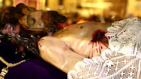 La Cofradía de Nuestra Señora de las Angustias y Soledad, la más antigua de la ciudad de León desde su fundación el 9 de febrero de 1578, cumplió este viernes con la tradición de sacar a las calles, tal y como hacen cada año par, la Solemne y Oficial Procesión del Santo Entierro. Fotos: C. Calvo