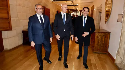 El presidente de las Cortes de Castilla y León, Carlos Pollán; el consejero de Medio Ambiente, Vivienda y Ordenación del Territorio, Juan Carlos Suárez-Quiñones y la Corporación Municipal de León, presidida por el alcalde, José Antonio Diez, participan en la procesión del Santo Entierro de la Cofradía de Nuestra Señora de las Angustias y Soledad. Fotos: Campillo