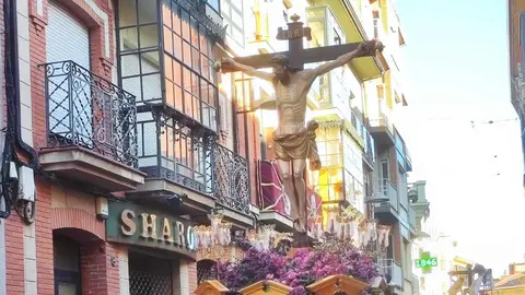 La ciudad de Astorga volvió a detener su pulso este Viernes Santo para acoger uno de los actos más emblemáticos de su Semana Santa: la Solemne e Inmemorial Procesión del Santo Entierro. Fotos: Daniel Paz