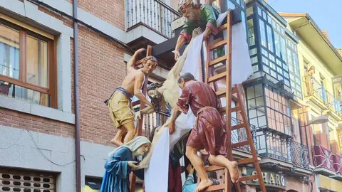 La ciudad de Astorga volvió a detener su pulso este Viernes Santo para acoger uno de los actos más emblemáticos de su Semana Santa: la Solemne e Inmemorial Procesión del Santo Entierro. Fotos: Daniel Paz