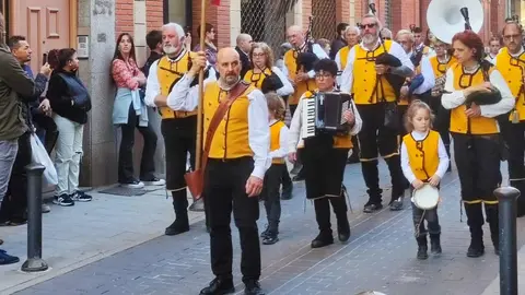 La ciudad de Astorga volvió a detener su pulso este Viernes Santo para acoger uno de los actos más emblemáticos de su Semana Santa: la Solemne e Inmemorial Procesión del Santo Entierro. Fotos: Daniel Paz