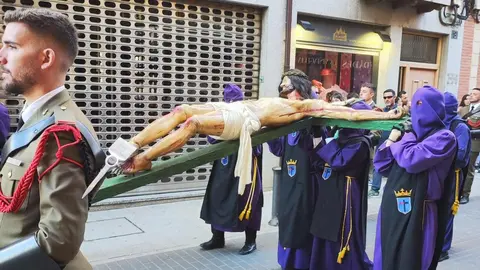 La ciudad de Astorga volvió a detener su pulso este Viernes Santo para acoger uno de los actos más emblemáticos de su Semana Santa: la Solemne e Inmemorial Procesión del Santo Entierro. Fotos: Daniel Paz
