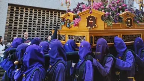 La ciudad de Astorga volvió a detener su pulso este Viernes Santo para acoger uno de los actos más emblemáticos de su Semana Santa: la Solemne e Inmemorial Procesión del Santo Entierro. Fotos: Daniel Paz