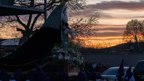 La procesión del Ecce Homo llena de devoción las calles de Santa Marina del Rey.