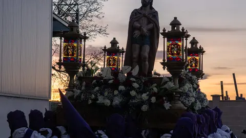 La procesión del Ecce Homo llena de devoción las calles de Santa Marina del Rey.