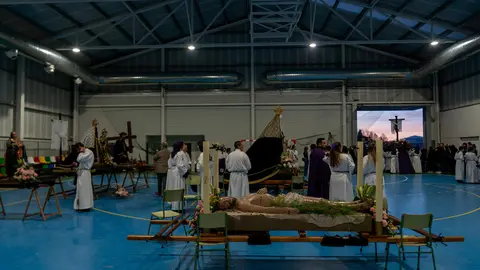 La procesión del Ecce Homo llena de devoción las calles de Santa Marina del Rey.