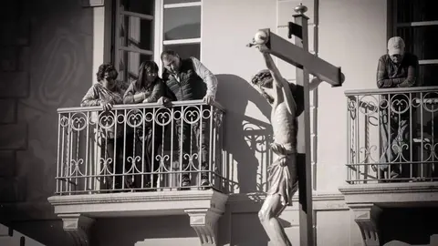 La ciudad de Astorga volvió a detener su pulso este Viernes Santo para acoger uno de los actos más emblemáticos de su Semana Santa: la Solemne e Inmemorial Procesión del Santo Entierro. Fotos: Jesús G.G.
